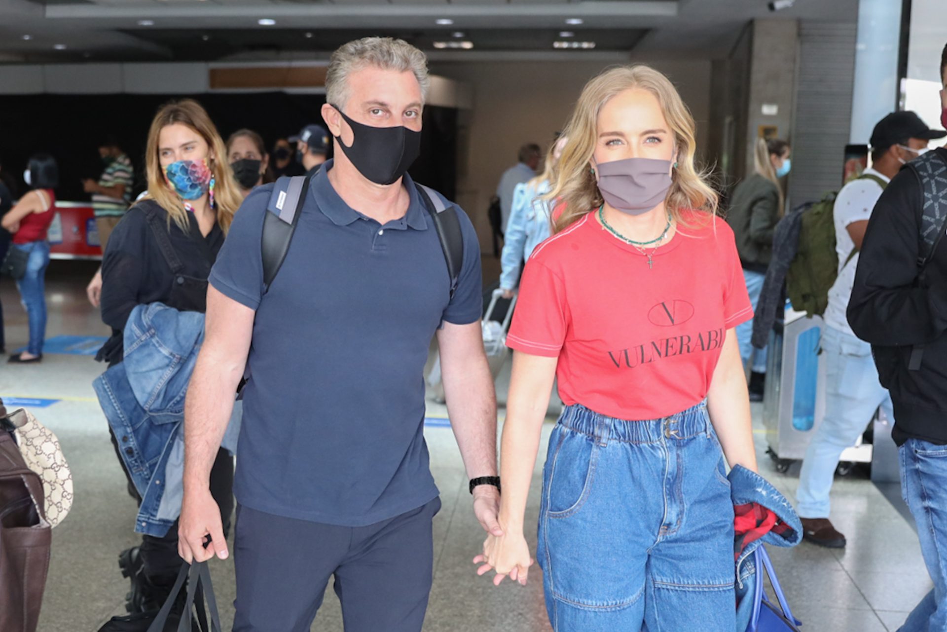 Luciano Huck, Angélica e Carolina Dieckman deixando aeroporto em São Paulo