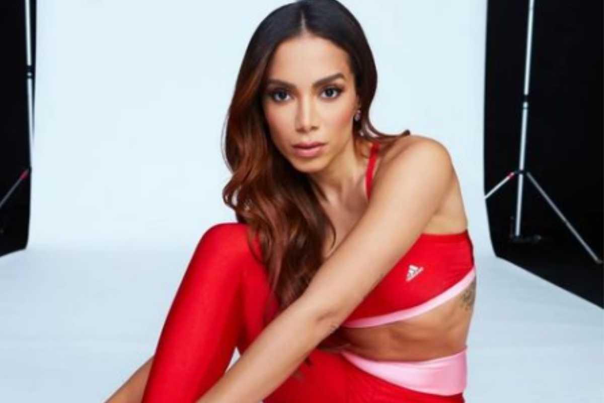 anitta posando com look vermelho da adidas