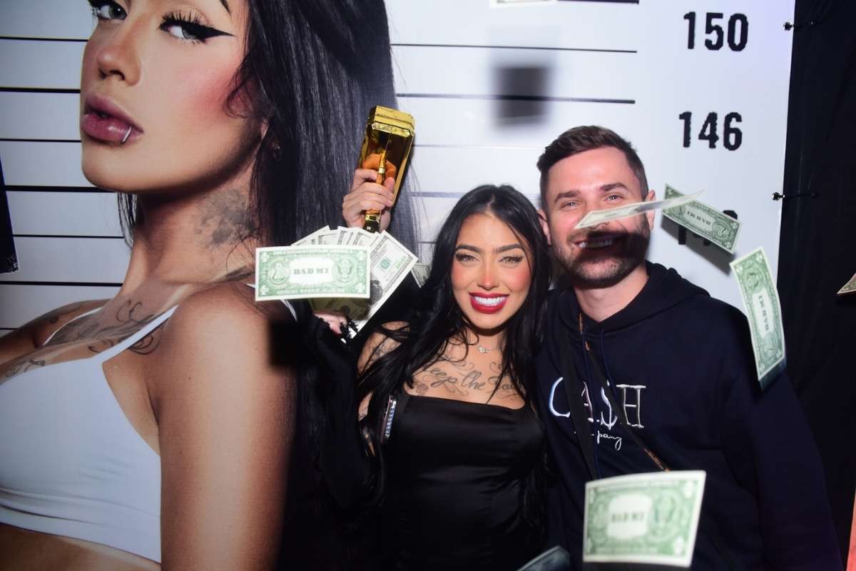 Mc Mirella joga dinheiro para o alto em festa recheada de famosos