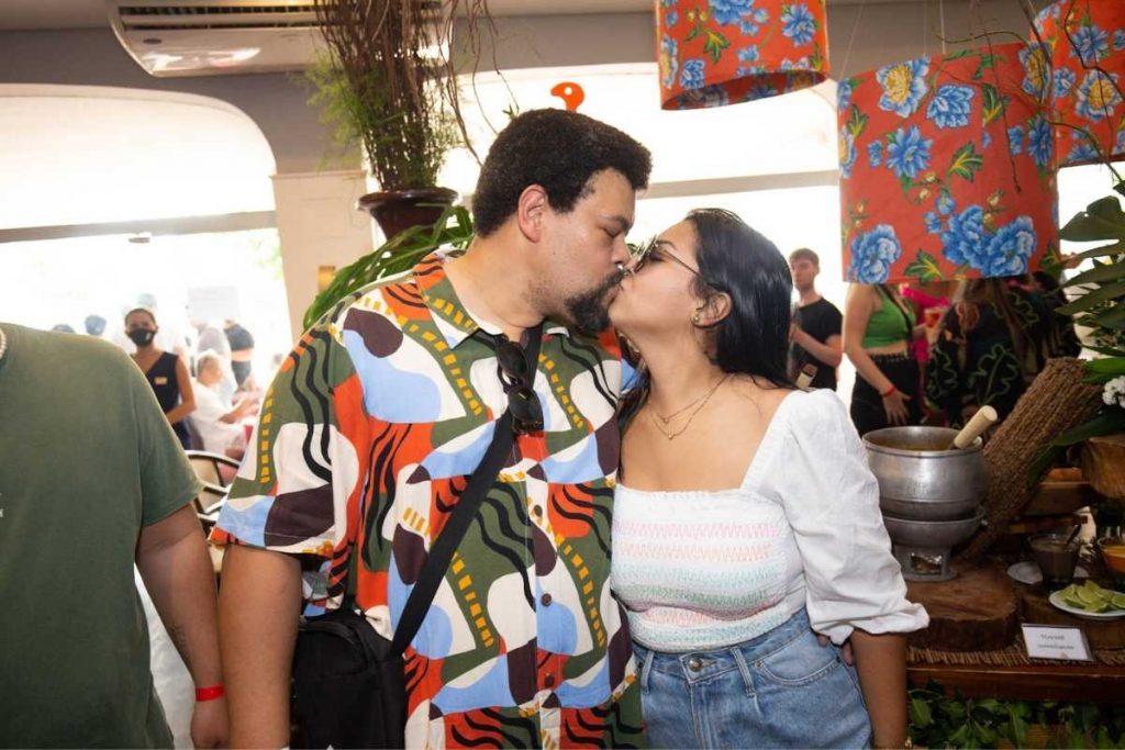 Babu Santana beijando namorada na feijoada da thay