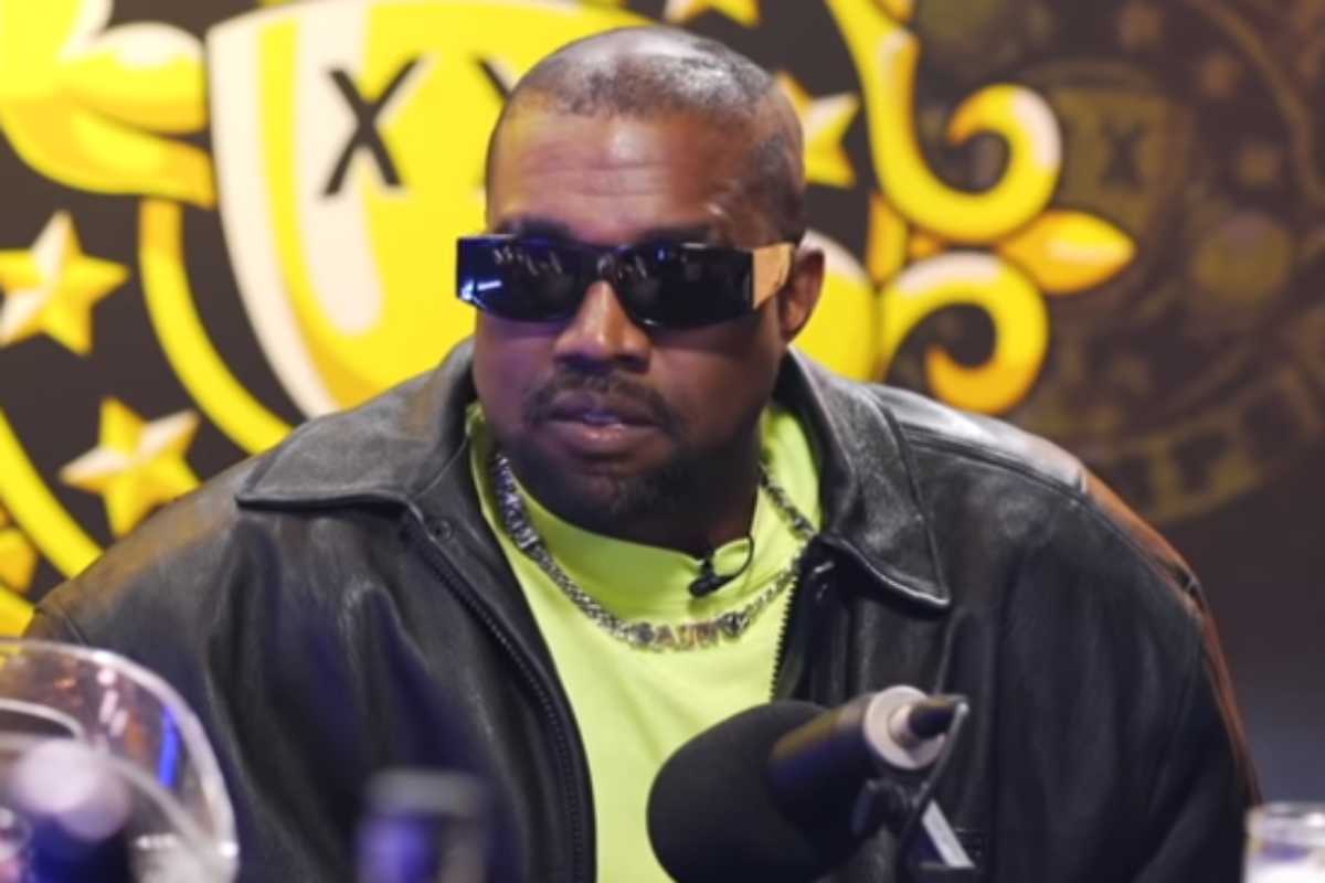 Kanye West de óculos escuros em programa de rádio