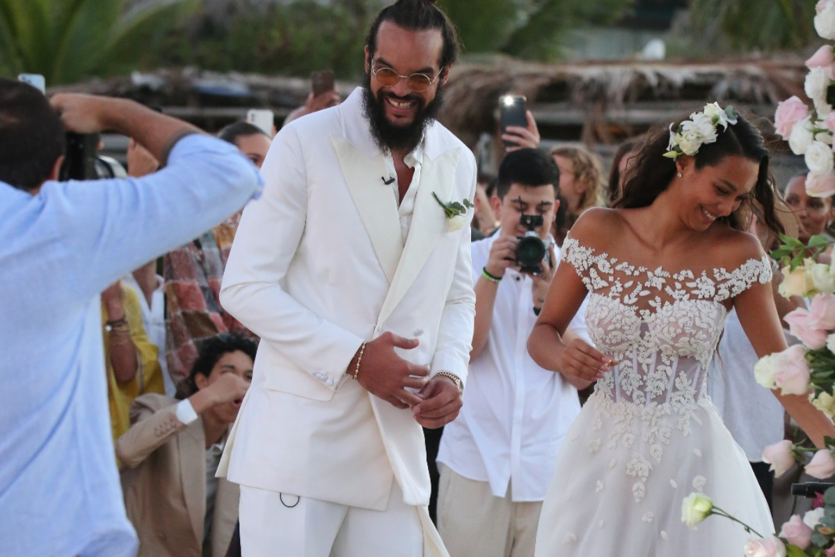 Lais Ribeiro e Joakim Noah se casam em cerimônia intimista no sul da Bahia