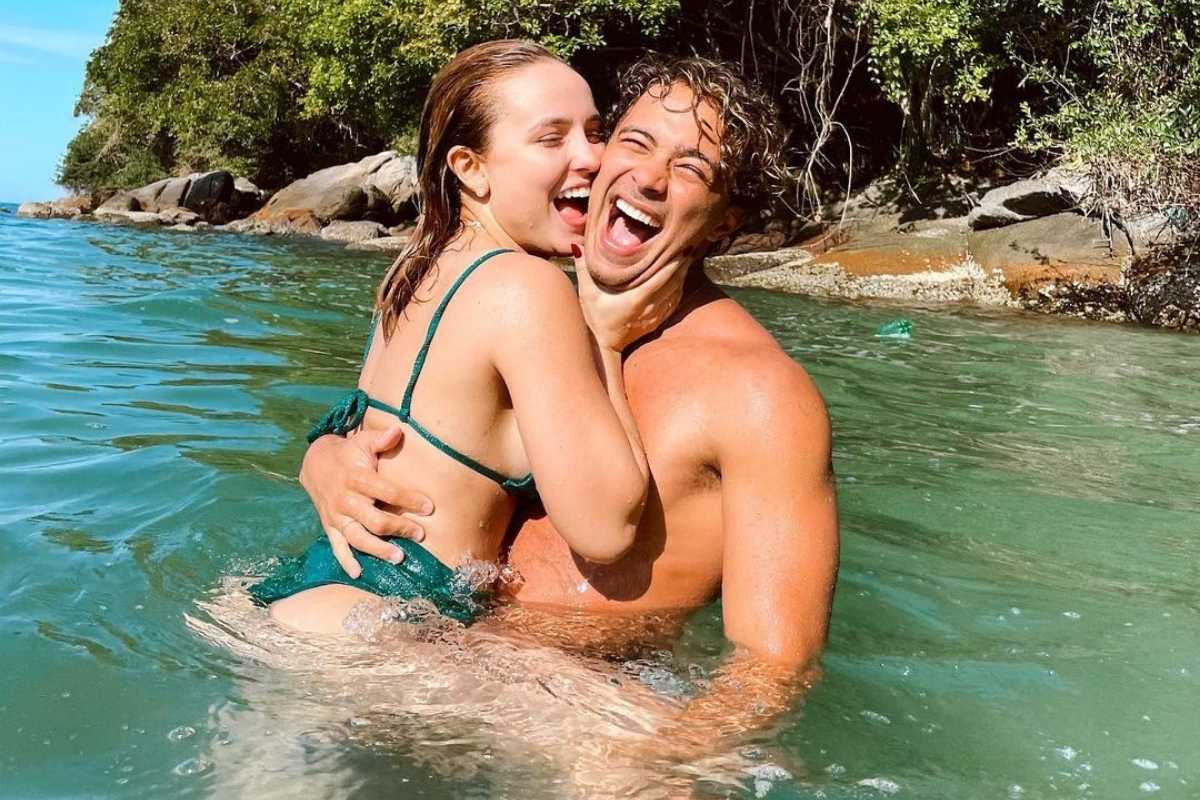 larissa manoela e andré luiz frambach posando agarradinhos no rio