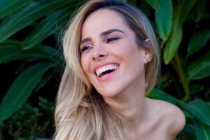 Wanessa sorridente, num jardim