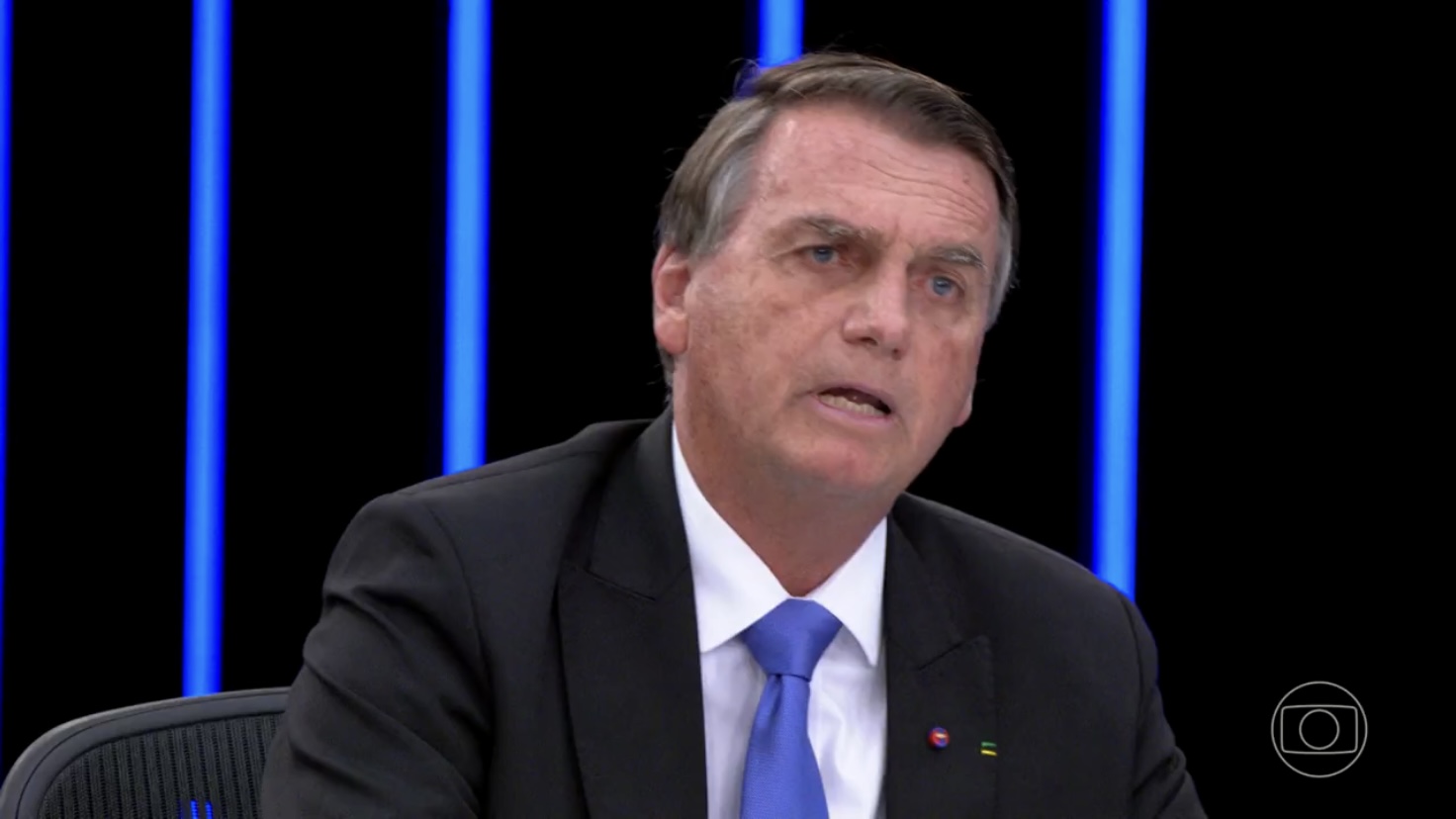 Fã ou hate? Bolsonaro publica foto assistindo a Globo antes do debate na Band