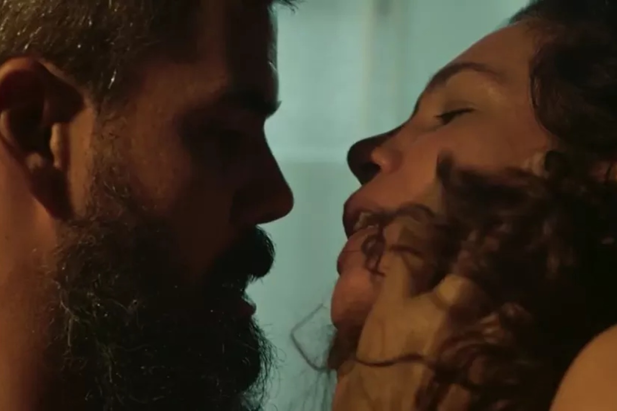 alcides (juliano cazarré) em momento íntimo com maria bruaca (isabel teixeira) em pantanal