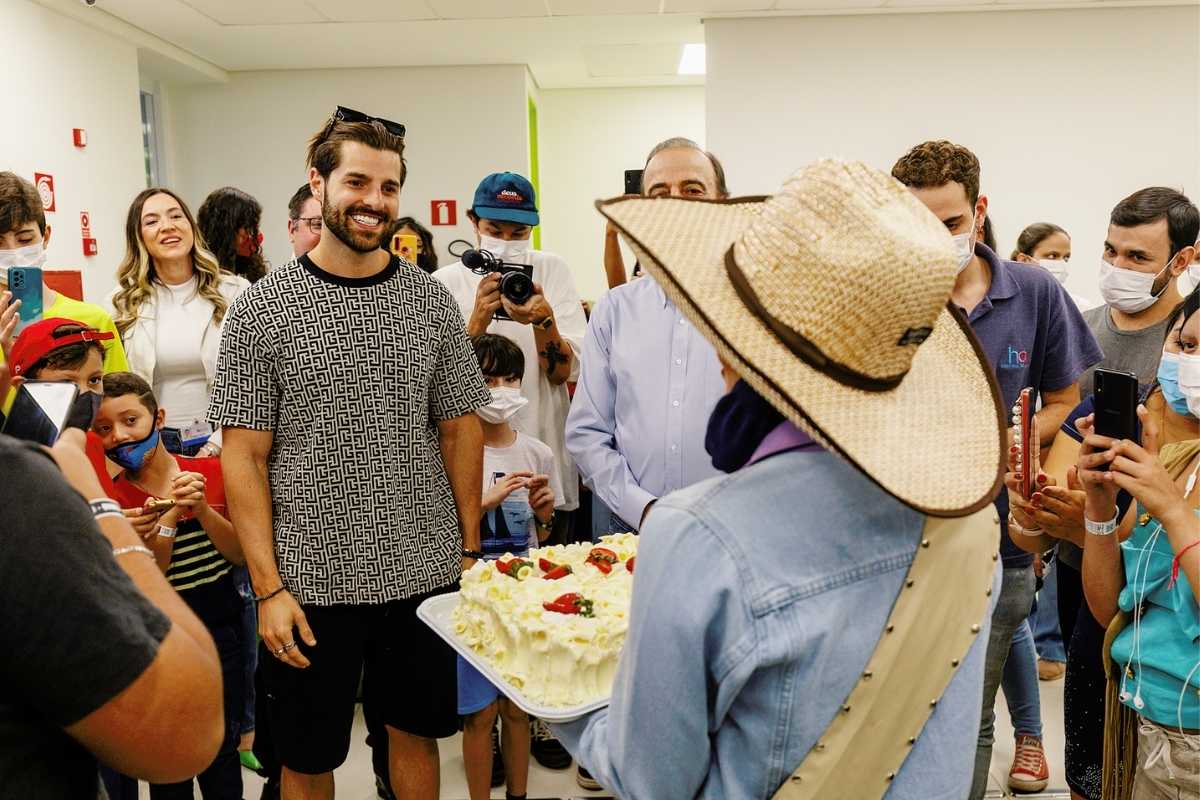 Alok durante visita ao Hospital de Amor