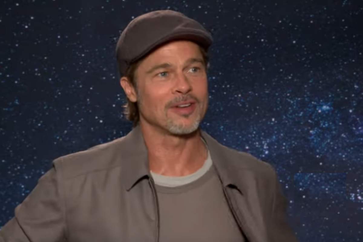 Brad Pitt de boina em entrevista