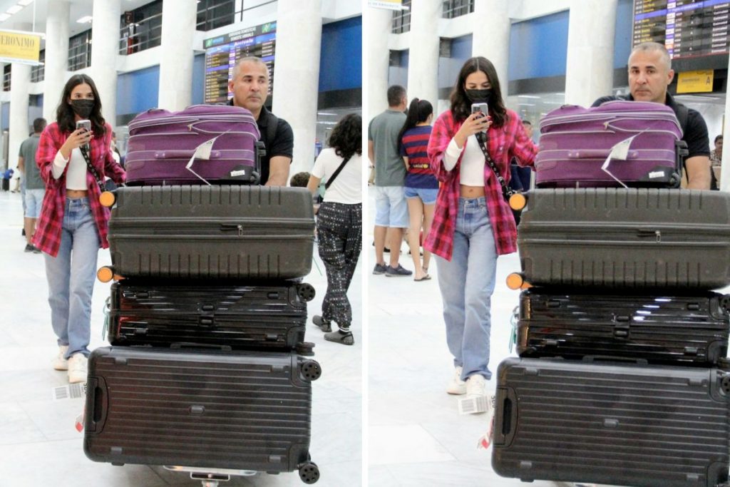 Bruna Marquezine com várias malas em aeroporto