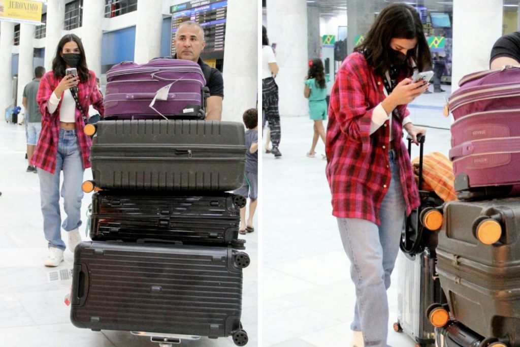 Bruna Marquezine com várias malas em aeroporto