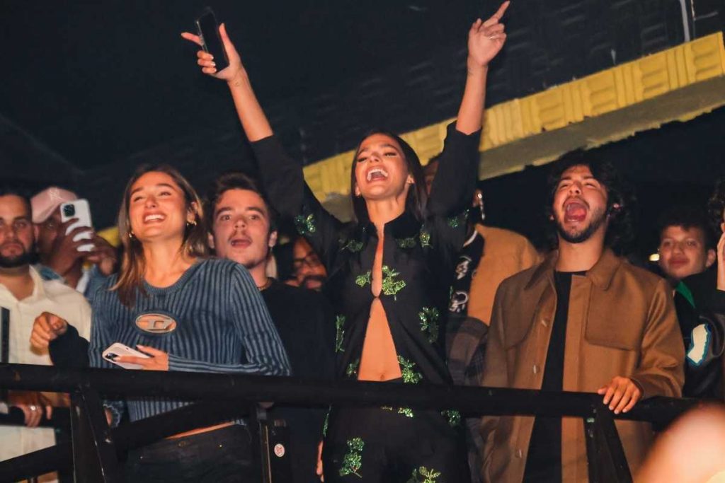 bruna marquezine curtindo show de priscilla alcantara com xolo maridueña, sasha meneghel e joão figueiredo