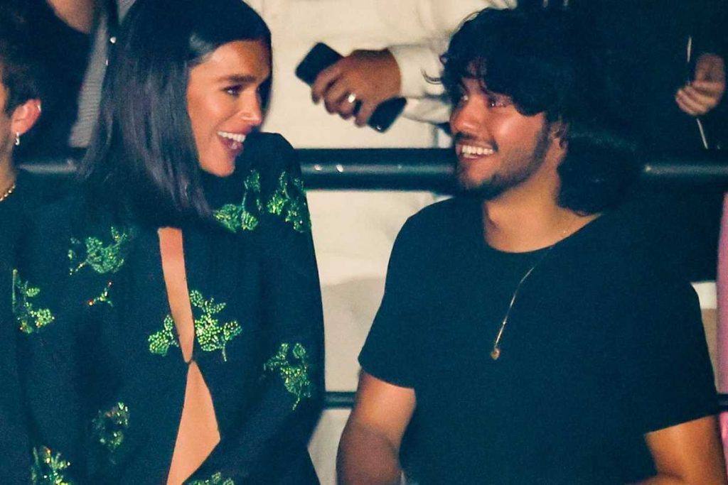 bruna marquezine com xolo maridueña em show de priscilla alcantara