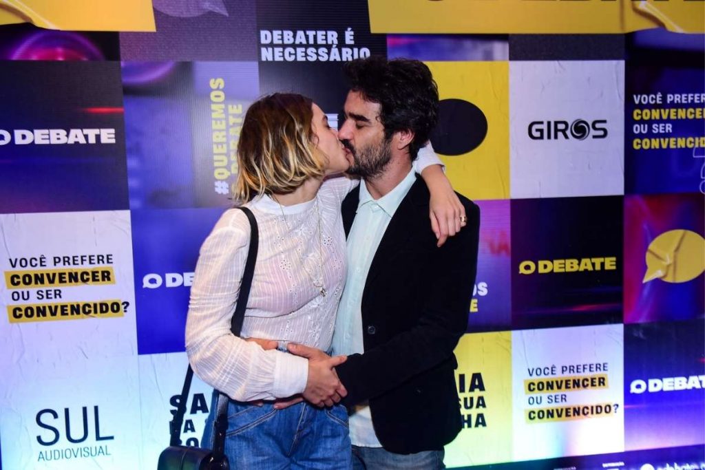 Caio Blat beija Luisa Arraes