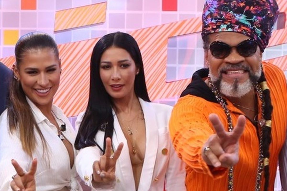 simone, simaria e carlinhos brown fazendo o v de the voice