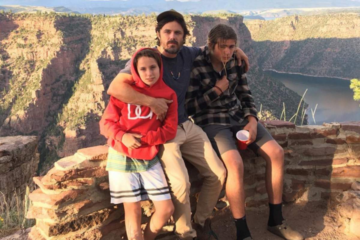 Casey Affleck com os filhos