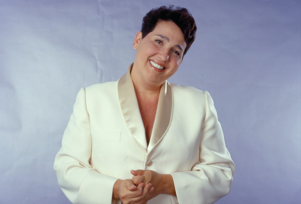 Claudia Jimenez de terno branco