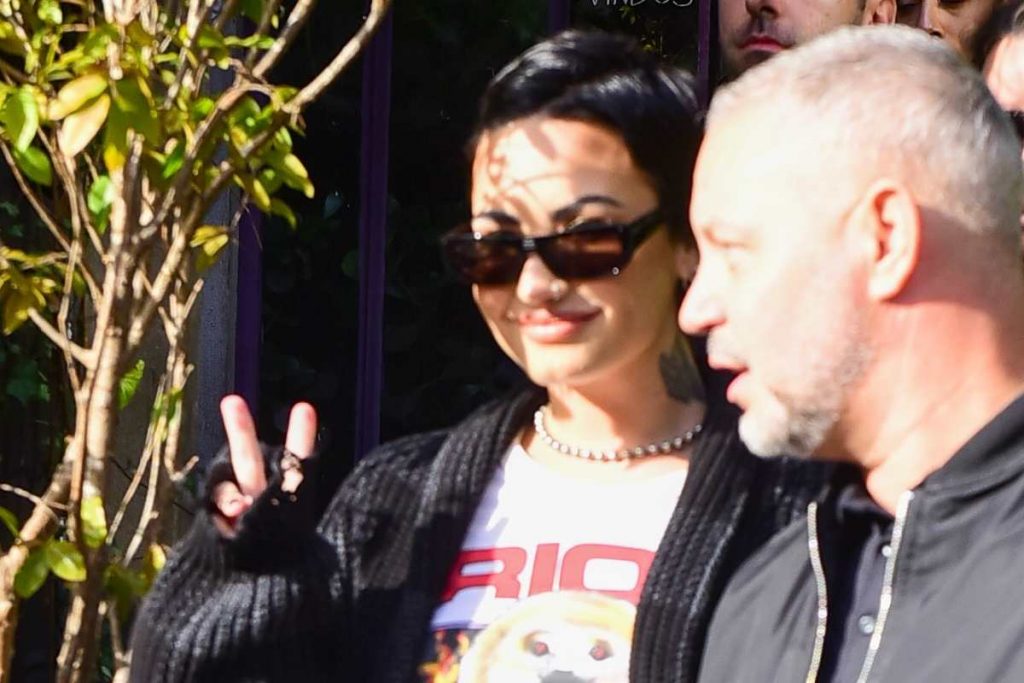 Demi Lovato acena para fotógrafo durante passeio por São Paulo