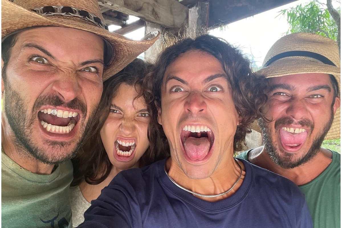 Elenco de "Pantanal" posando para foto