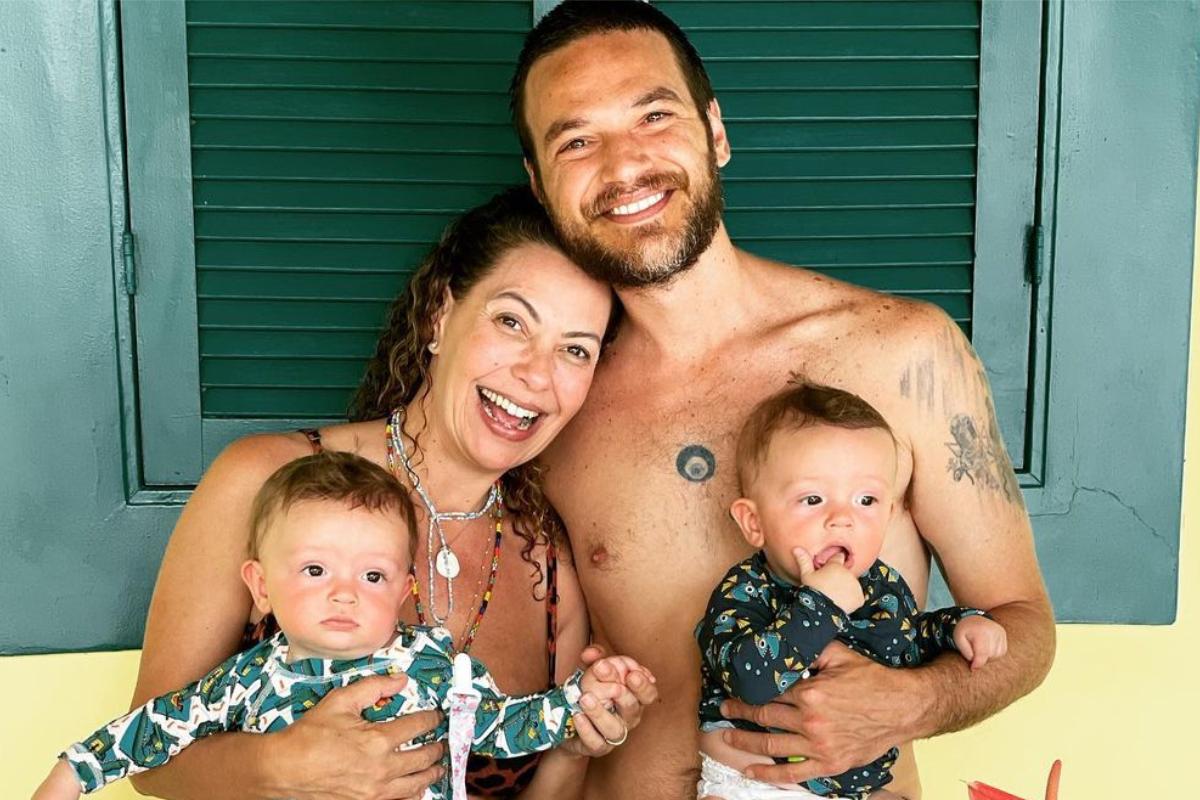 fabiula nascimento e emilio dantas posando com filhos gêmeos em festa de aniversário