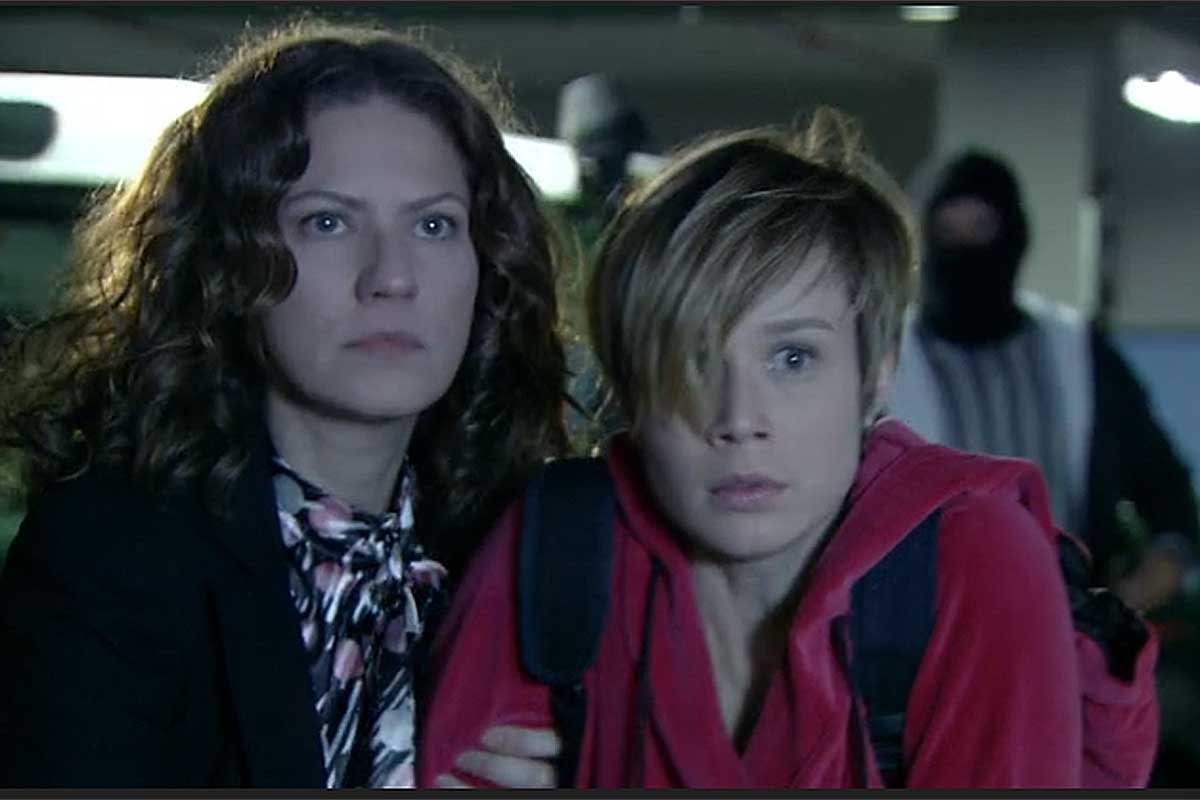 Flora (Patricia Pillar) e Lara (Mariana Ximenes) durante sequestro bolado pela vilã