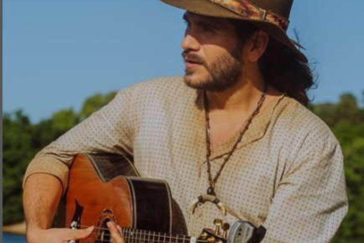 Gabriel Sater tocando violao no Pantanal