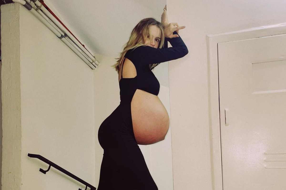 Isabella Scherer com vestido preto com recorte na barriga