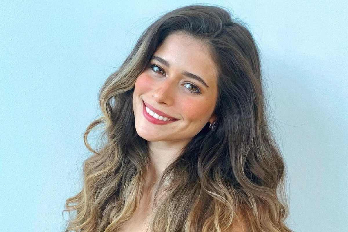 Isadora Cruz sorrindo