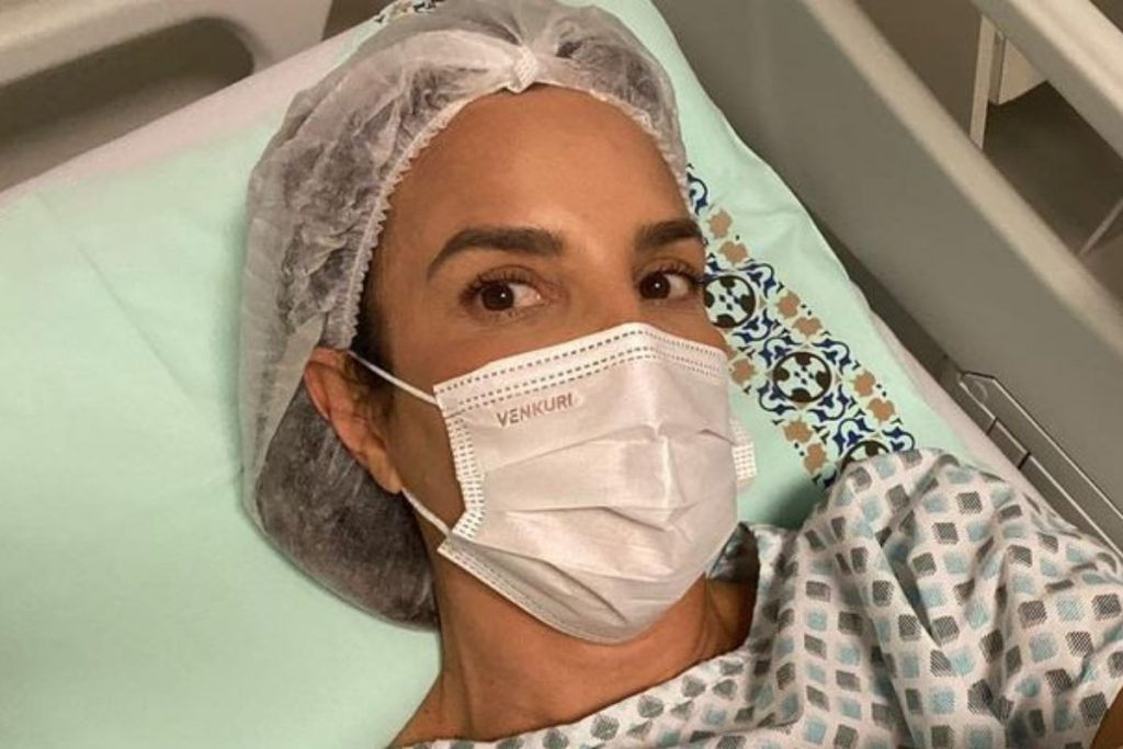 ivete sangalo posando de máscara e toca deitada em cama de hospital