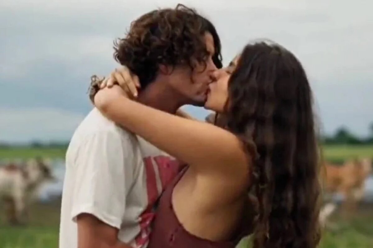 Jesuita Barbosa beijando alanos Guilen, caracterizados como Jove e Juma