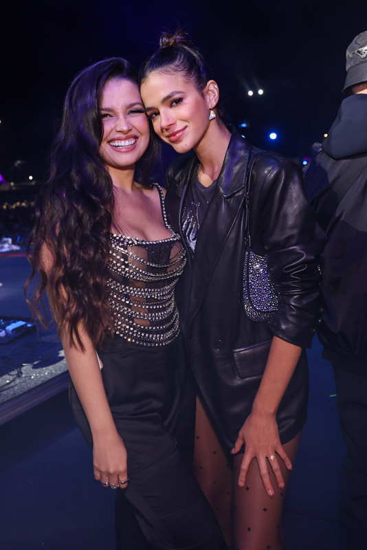 Juliette Freire e Bruna Marquezine em bastidor de show de Anitta