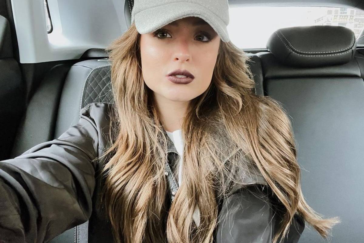 larissa manoela posando estilosa em selfie no banco de trás do carro