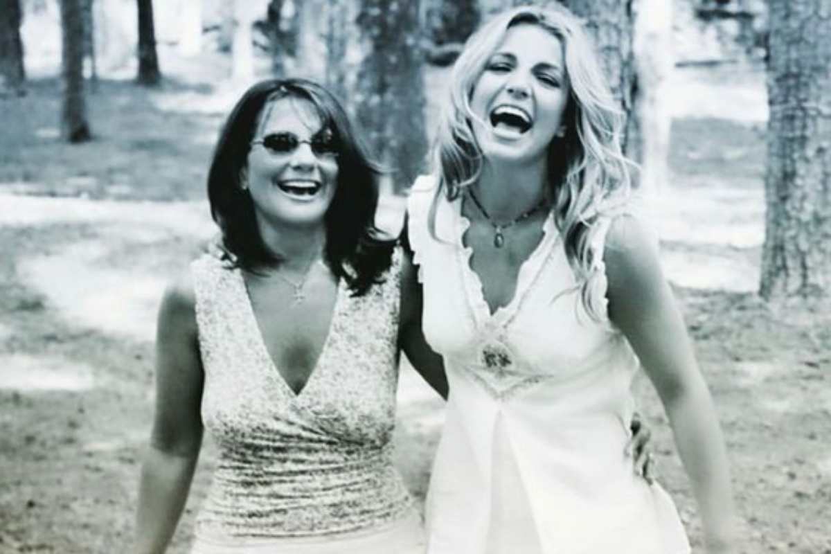 Lynne e Britney Spears em parque, foto antiga