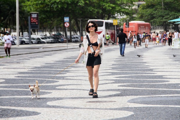 Foto: Manu Gavassi passeia com cachorrinho no calçadão do Rio (Reprodução/Daniel Delmiro/AgNews)