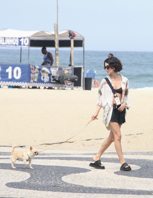 Foto: Manu Gavassi passeia com cachorrinho no calçadão do Rio (Reprodução/Daniel Delmiro/AgNews)