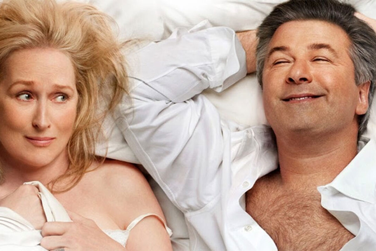 Meryl Streep e Alec Baldwin em cena de 'Simplesmente Complicado', deitados na cama