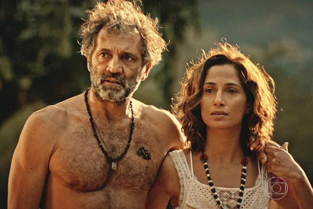Domingos Montagner sem camisa com Camila Pitanga, de camiseta, , em cena da novela Velho Chico
