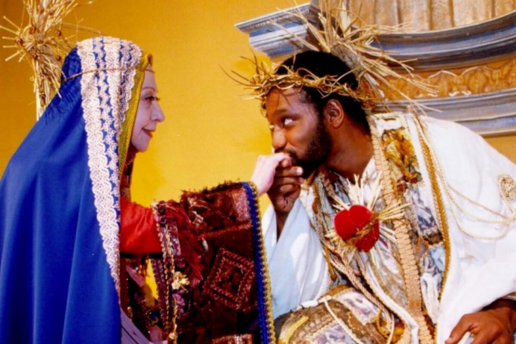 Fernanda Montenegro, como Nossa Senhora, e Maurício Gonçalves como Jesus, em O Auto da Compadecida