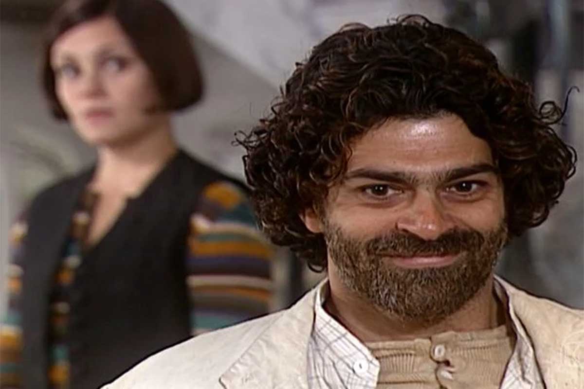 Em cena de A Favorita, Petruchio (Eduardo Moscovis) fica todo feliz ao saber que será papai