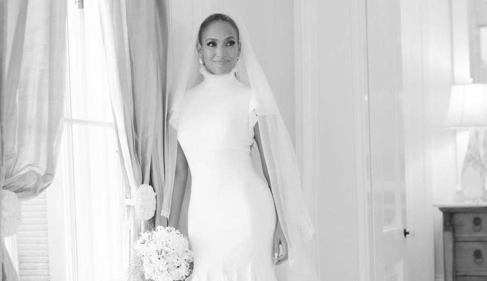 Jennifer Lopez compartilha fotos dos vestidos que usou na cerimônia de casamento com Ben Affleck