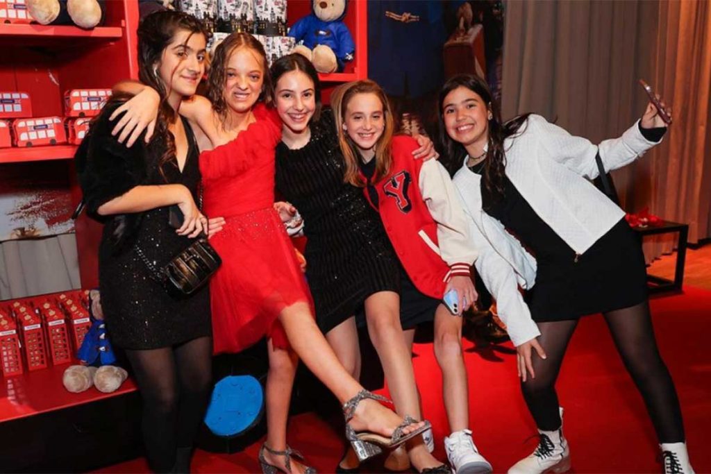 Rafaela Justus posa com as amigas em festa de 13 anos