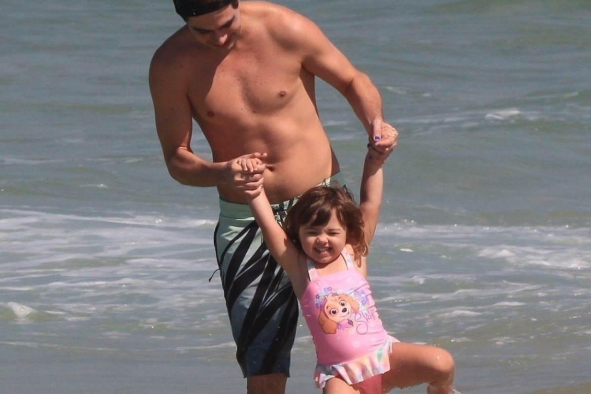 rafa vitti vai a praia com a filha