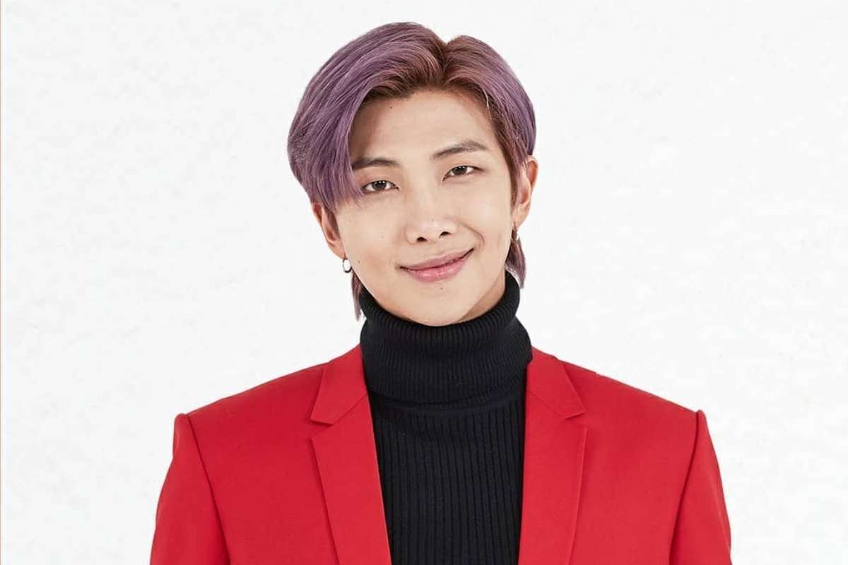 RM, do BTS, posando para foto