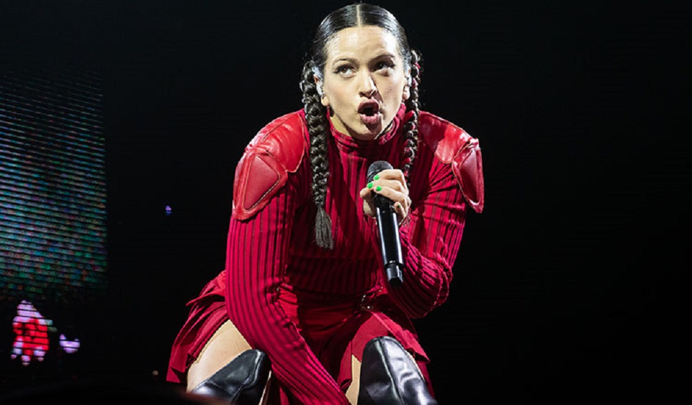 Vídeo: Rosalía faz quadradinho, canta músicas de Tom Jobim e Elis Regina e incendia público em SP