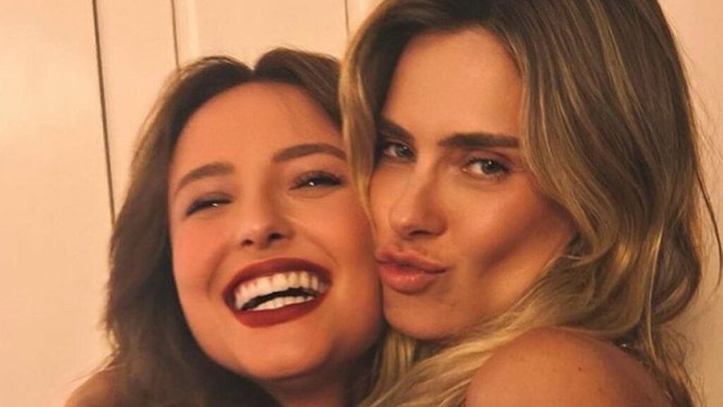 As atrizes Carolina Dieckmann e Larissa Manoela