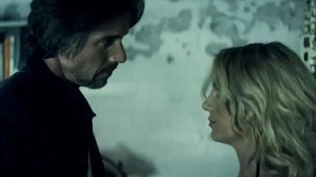 Jason Trawick e Britney Spears no clipe de "Criminal"