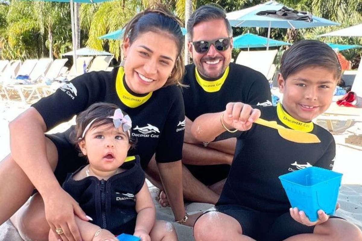 simone mendes e kaká diniz posando com filhos henry e zaya na praia