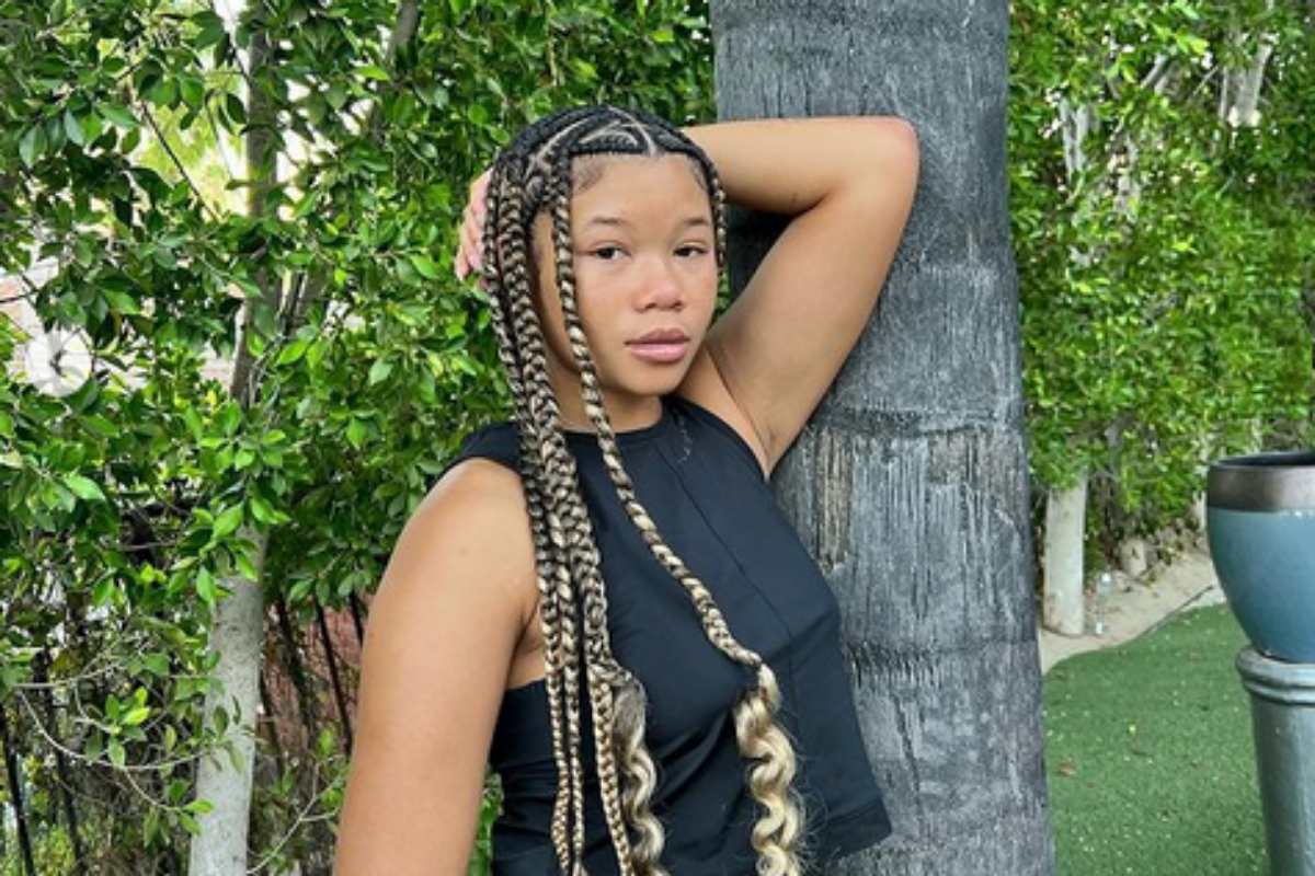 Storm Reid faz foto em jardim