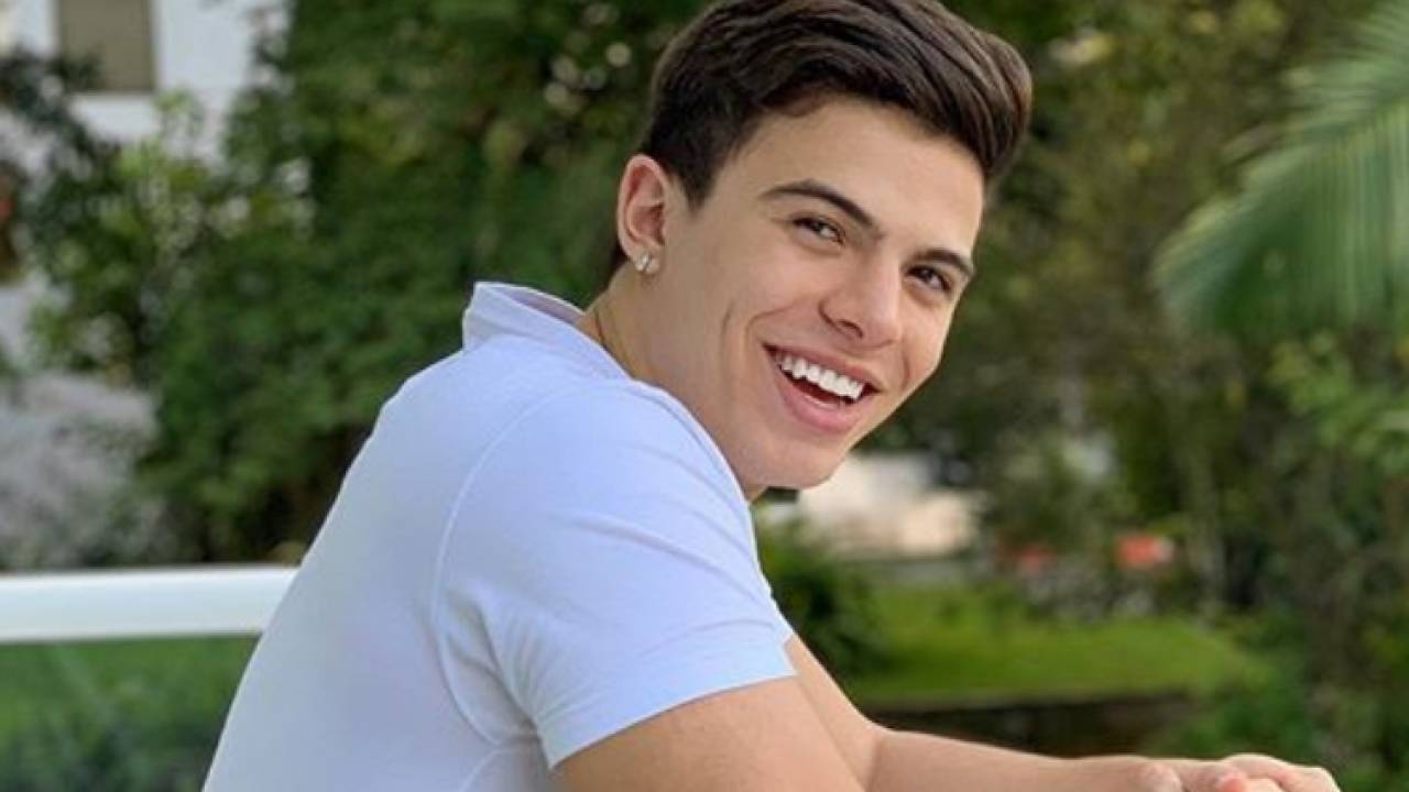 Oi? Thomaz Costa diz que já transou por engano com outra pessoa: “Não sabia nem quem era”