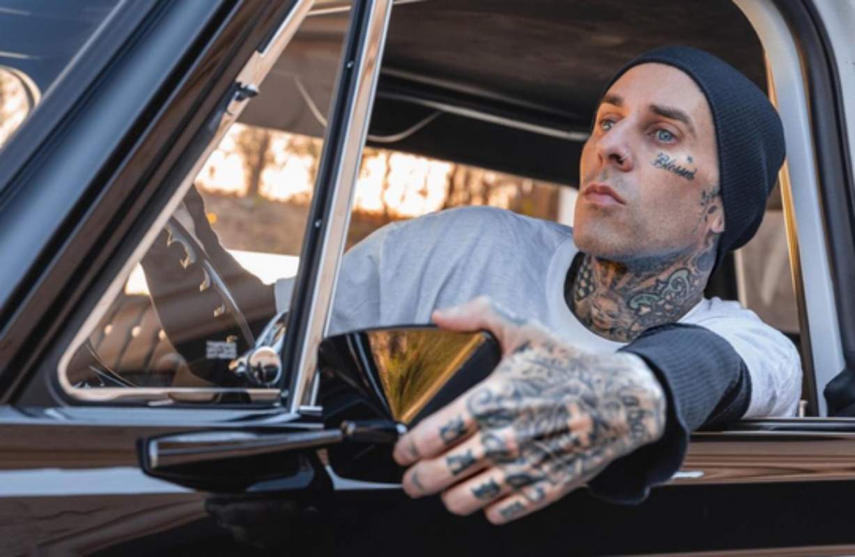 Travis Barker dirigindo carro