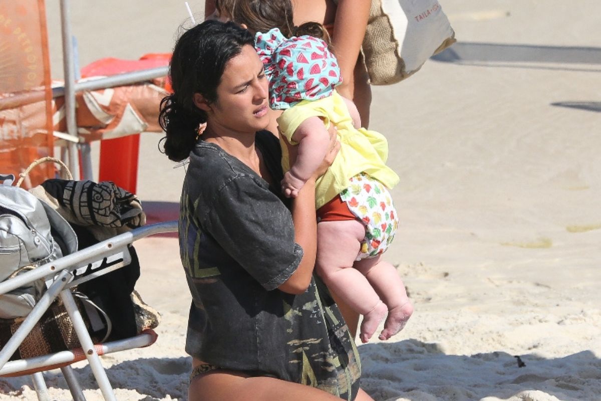 Yanna Lavigne com Amélia, de sete meses, na praia da Barra da Tijuca